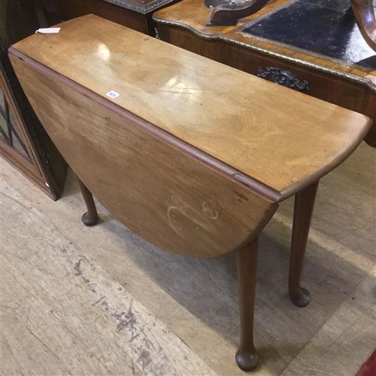 Georgian mahogany drop-leaf dining table